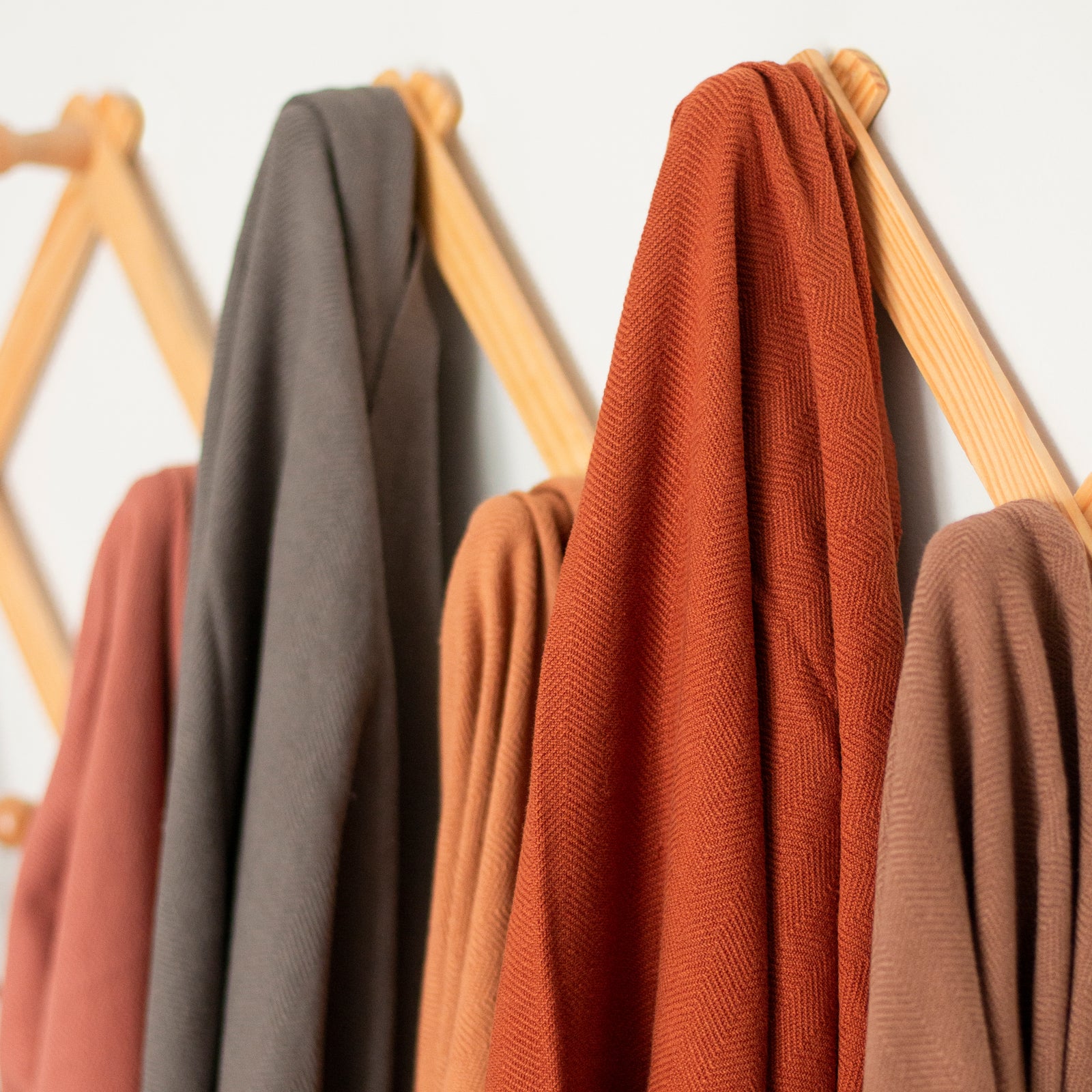 Embracing Serenity: The Art of Earthy, Minimalist Interior Design